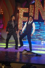 Shahrukh Khan, Hrithik Roshan at the Finale of Just Dance in Filmcity, Mumbai on 29th Sept 2011 (41).JPG